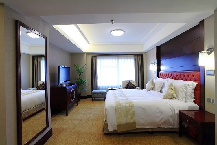 Đèn trang trí cỡ lớn tạo điểm nhấn cho mẫu trần thạch cao phòng ngủ đơn giản