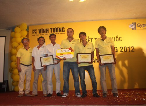 Khoảnh khắc vui ăn mừng chiến thắng của đội Vĩnh Tường Tượng - Bàn Tay Vàng 2012