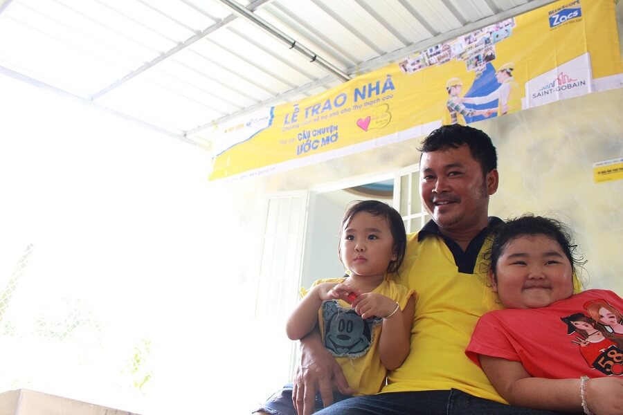 Niềm vui của cha con anh Tuấn trong ngày nhận nhà