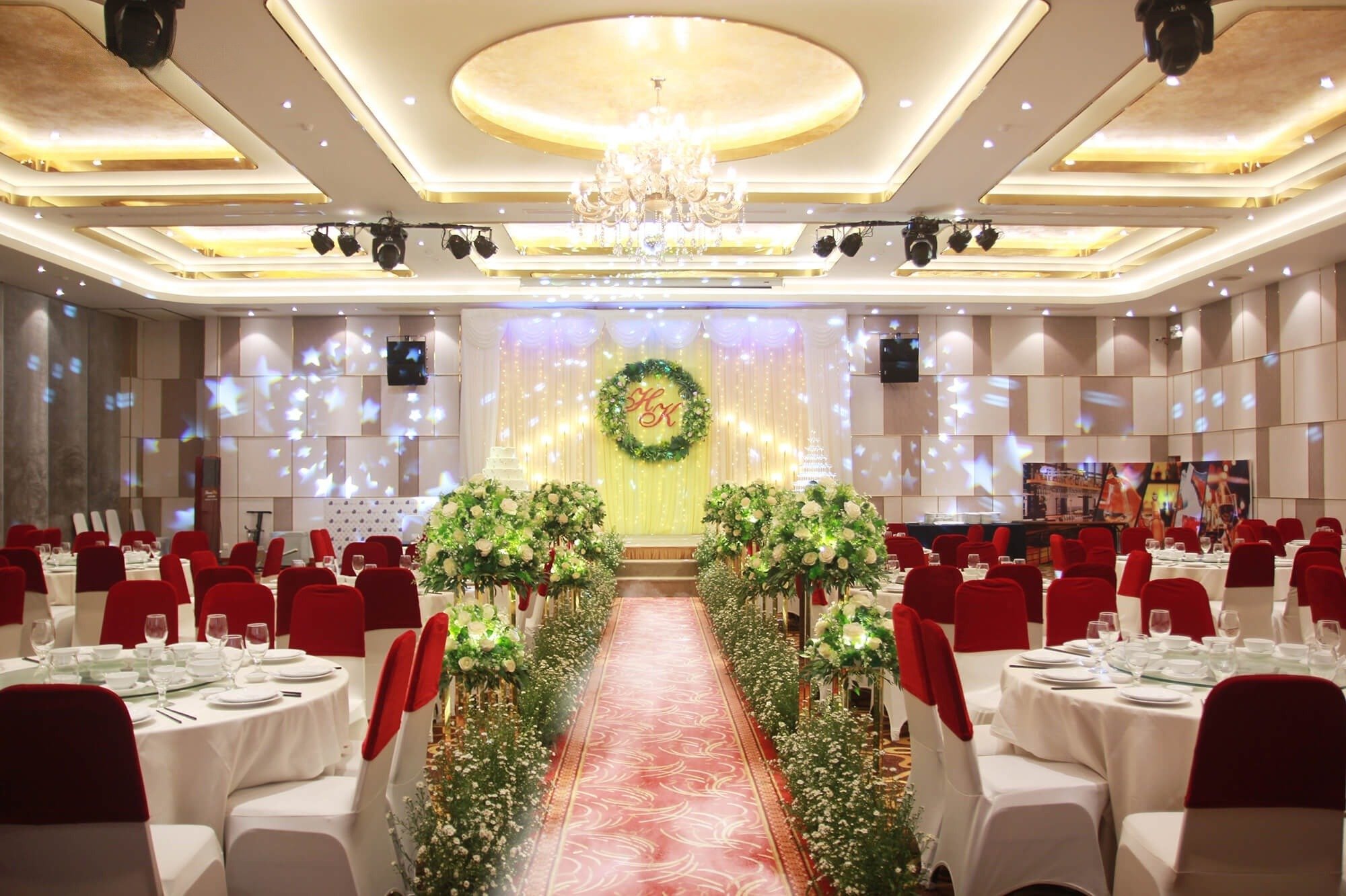 Mẫu trần thạch cao nhà hàng tiệc cưới đẹp, sang trọng xa hoa