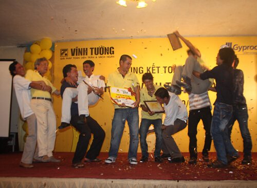 Khoảnh khắc vui ăn mừng chiến thắng của đội Vĩnh Tường Tượng - Bàn Tay Vàng 2012