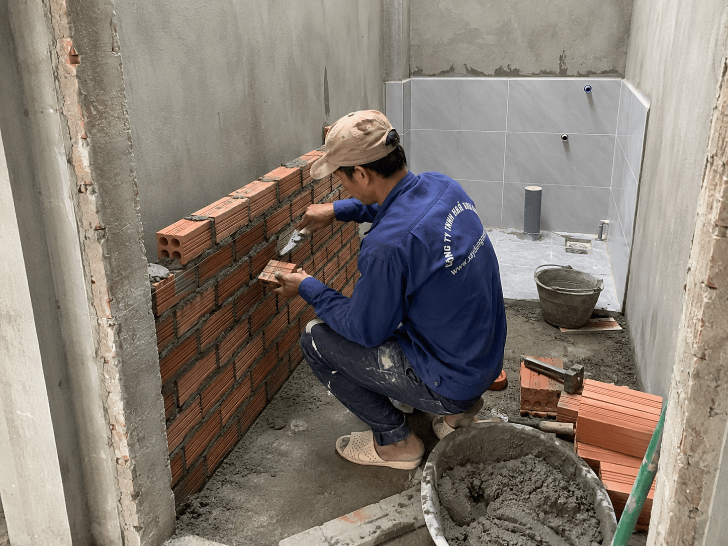 Chi phí xây nhà vệ sinh thường được tính theo diện tích xây dựng và đơn giá thi công hoàn thiện