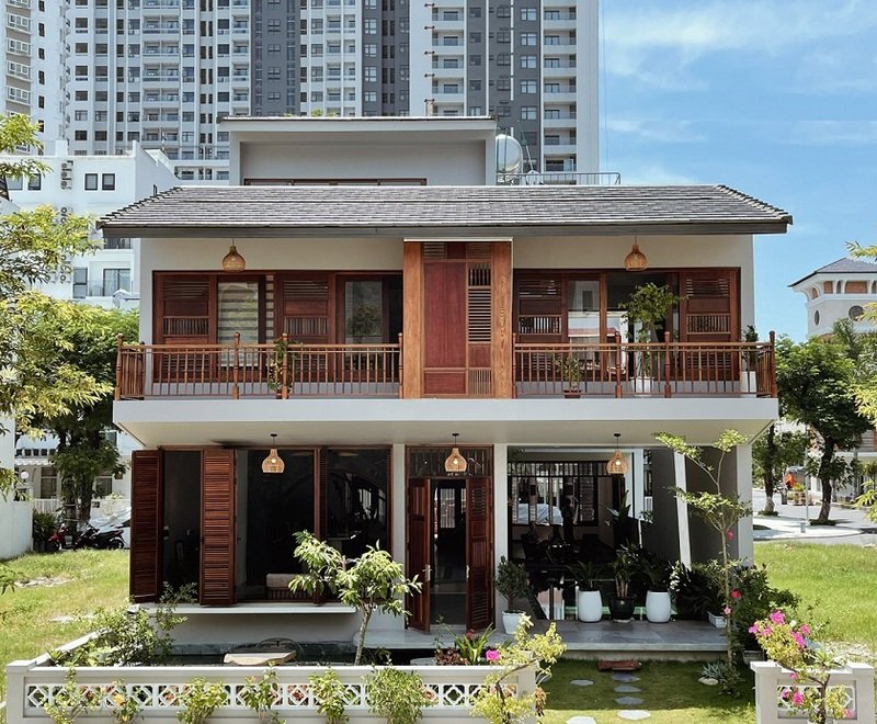 Thiết kế ban công Á Đông gỗ