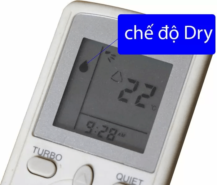 Bật điều hòa chế độ DRY hong khô hút ẩm chống nồm trên remote điều hòa