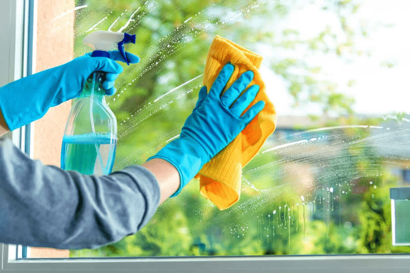 Bề mặt kính sạch và khô sẽ giúp băng keo hoặc phim an toàn bám chắc hơn khi thi công
