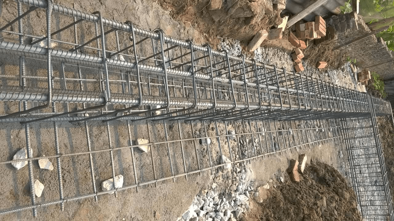 Bố trí các thanh thép cấu tạo phi 12 - phi 14 đối với các dầm móng có chiều cao từ 700mm