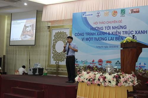 Ngày 30/05 vừa qua, hội thảo “Hướng tới những công trình xanh và kiến trúc xanh vì một tương lai bền vững” do Chương trình USAID Việt Nam, Sở Xây dựng Long An, Hội Kiến Trúc Sư Long An phối hợp tổ chức đã diễn ra tại tại trung tâm Hội nghị UBND tỉnh Long An. Nhân viên Vĩnh Tường đón khách mời tại hội thảo Hơn 200 khách mời là các Kiến trúc sư, đại diện các doanh nghiệp và lãnh đạo các sở ban ngành tại Long An và các tỉnh lân cận tham dự hội thảo đã nhận được những thông tin hữu ích về các công trình xanh, cách thức để được cấp chứng nhận công trình xanh, giới thiệu về vật liệu nhẹ, lợi ích của tường thạch cao… Ông Nguyễn Trường Hải – Phó TGĐ Công ty CPCN Vĩnh Tường trình bày đề tài tại hội thảo Xuyên suốt buổi hội thảo, đại diện các doanh nghiệp đã có thời gian trình bày đề tài, giới thiệu các tính năng ưu việt của sản phẩm do doanh nghiệp sản xuất. Tại hội thảo, ông Nguyễn Trường Hải – Phó Tổng Giám Đốc Công ty CP Công Nghiệp Vĩnh Tường đã có phần trình bày về chủ đề “ Lợi ích của tường thạch cao, sàn DURA-flex cho công trình dân dụng”. Thông qua phần trình bày đề tài ngắn gọn, súc tích, khách mời tại hội thảo đã có được hình dung cụ thể về tấm Calcium Silicate DURA-flex – loại vật liệu nhẹ, không nung, 100% không Asbestos. Tấm Calcium Silicate DURA-flex đảm bảo các tiêu chí của xu hướng kiến trúc xanh, thân thiện với môi trường, mang đến không gian sống an toàn, tiện nghi và hoàn hảo. Khách hàng tham quan khu trưng bày sản phẩm của Vĩnh Tường Gian hàng trưng bày sản phẩm của Vĩnh Tường Các sản phẩm của Vĩnh Tường cũng được giới thiệu cụ thể đến khách mời tham dự hội thảo thông qua gian hàng trưng bày sản phẩm. Những thắc mắc của khách mời về sản phẩm cũng được giải đáp một cách cụ thể ngay tại gian hàng.