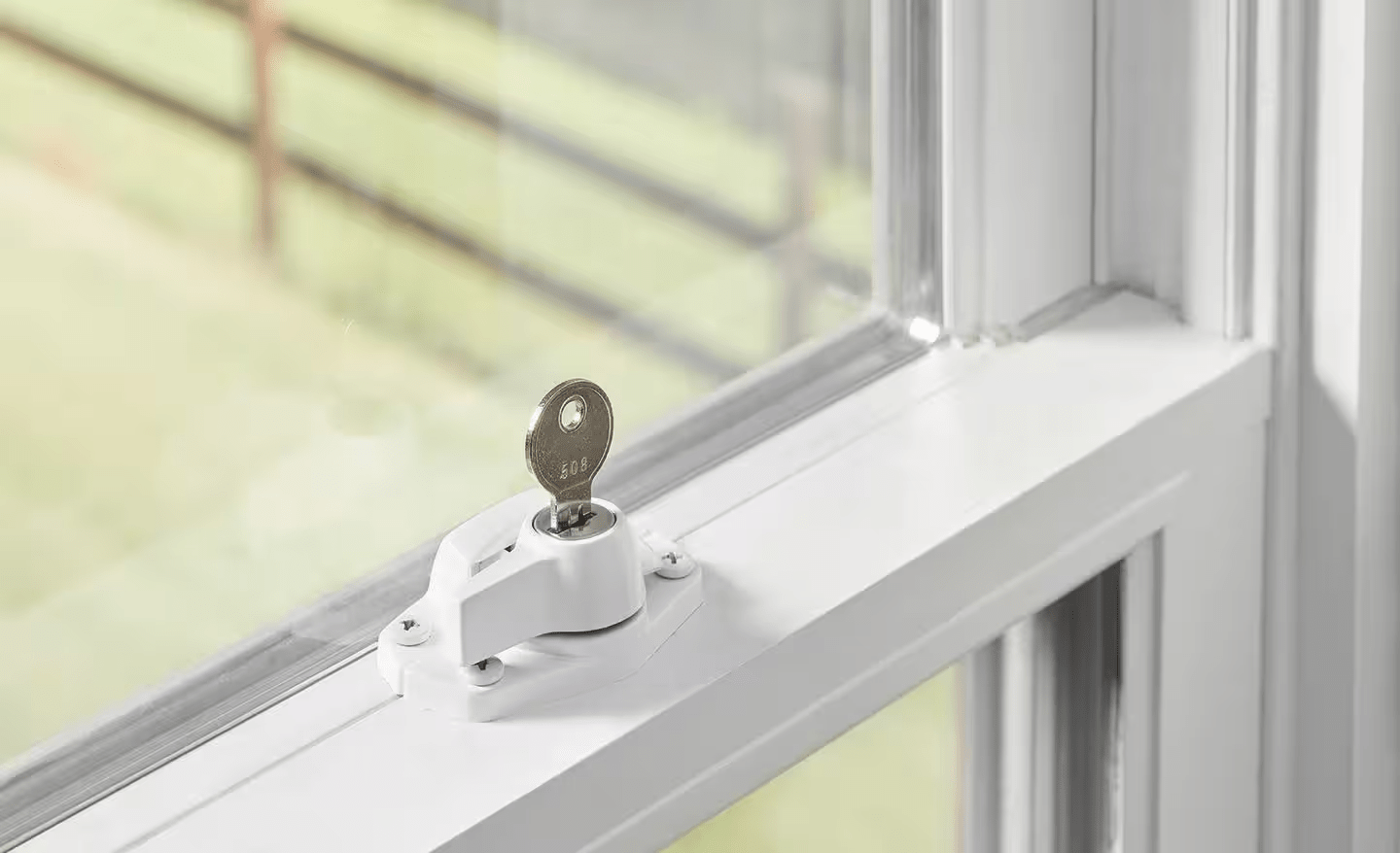 Cửa kính cần được đóng kín và khóa chắc để hạn chế gió lùa vào trong nhà khi bão mạnh