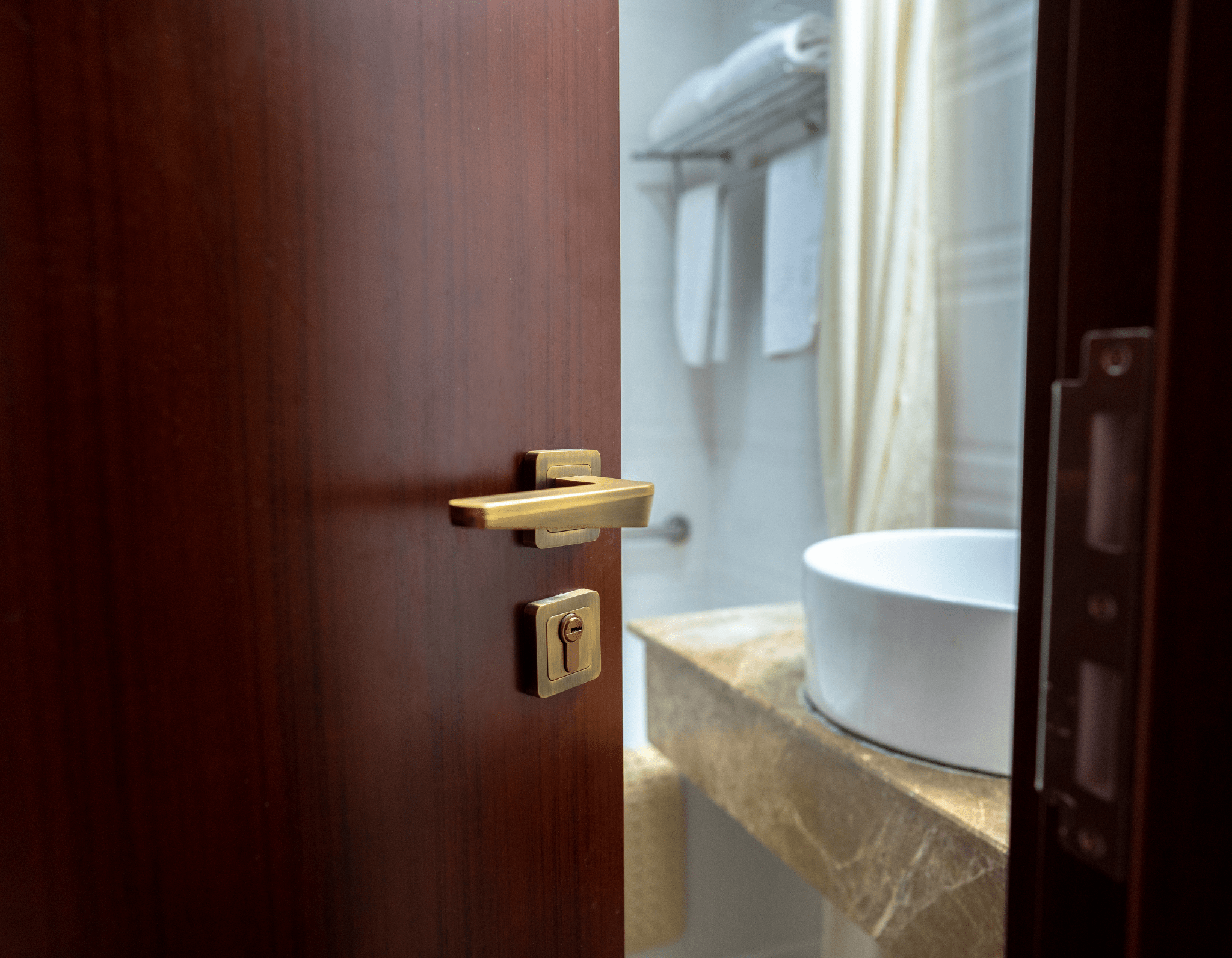 Cửa ra vào là căn cứ phổ biến để xác định hướng nhà vệ sinh theo phong thủy