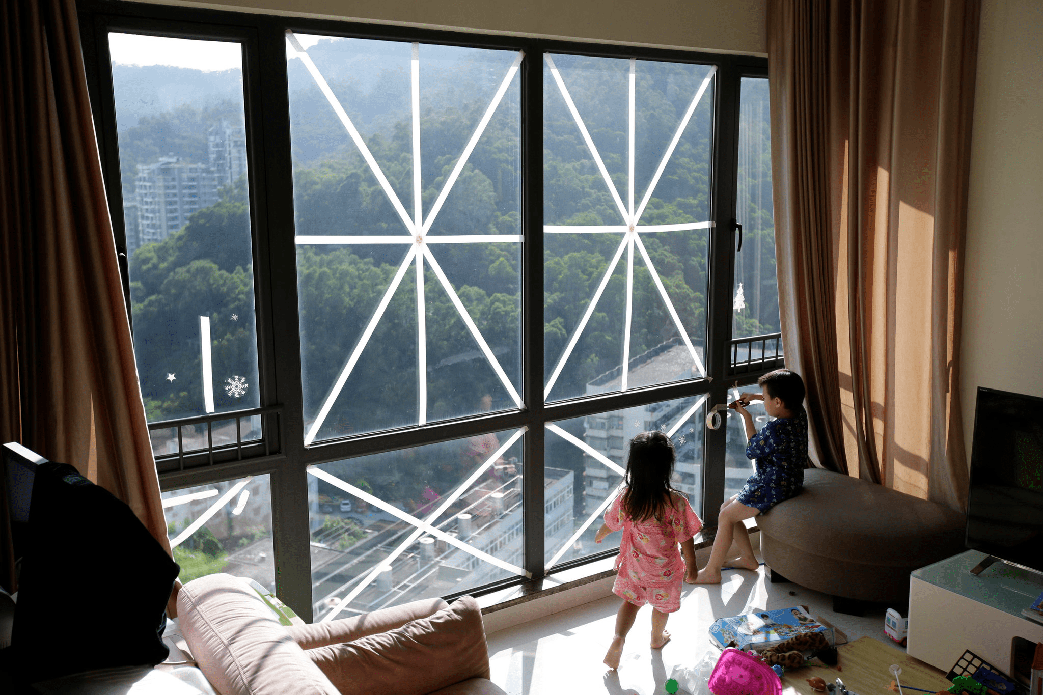 Dán cửa kính chỉ là giải pháp hỗ trợ giảm rủi ro, không thể thay thế các biện pháp che chắn chuyên dụng khi bão lớn xảy ra