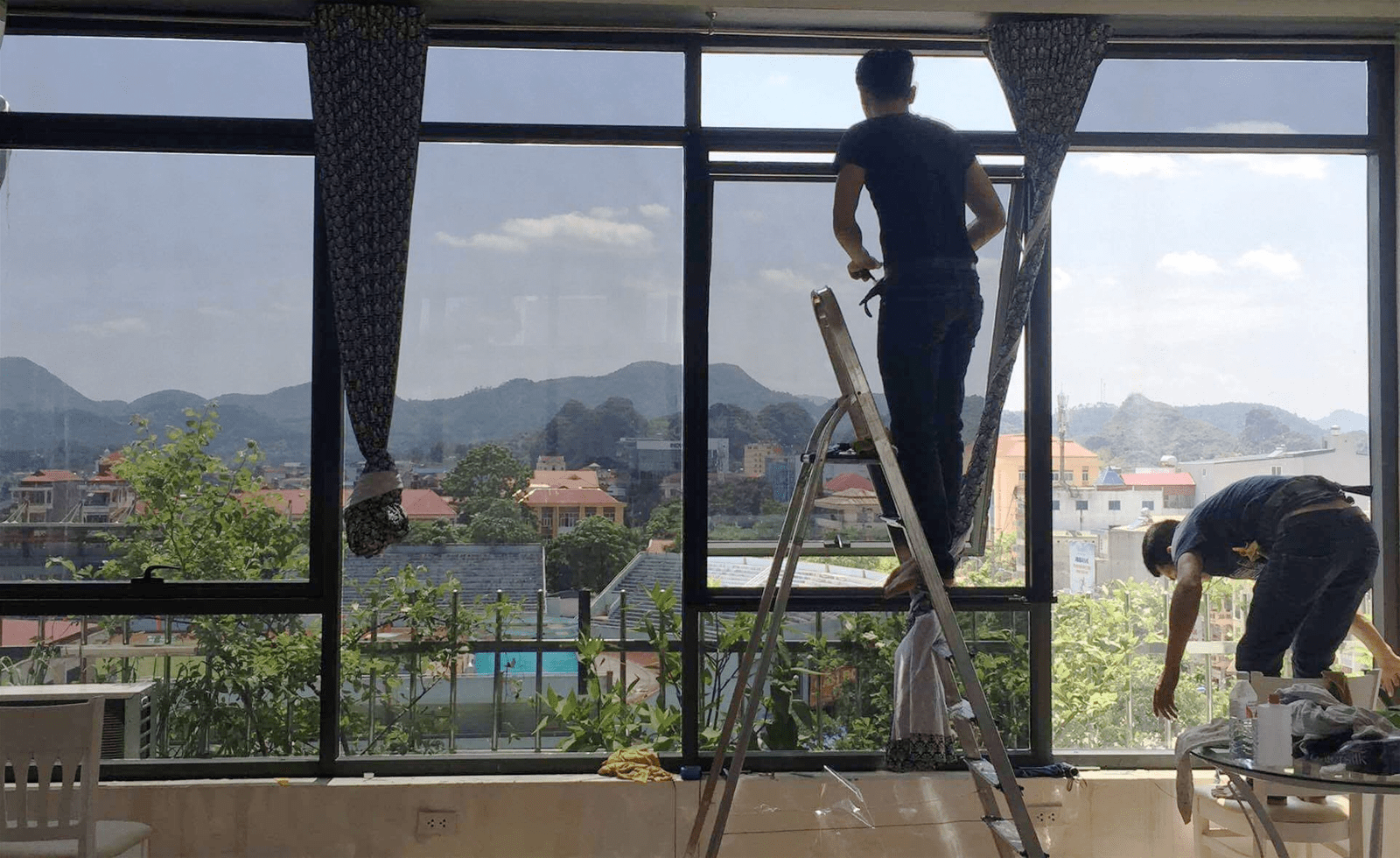 Dán phim cách nhiệt cho cửa để đảm bảo độ truyền sáng tốt