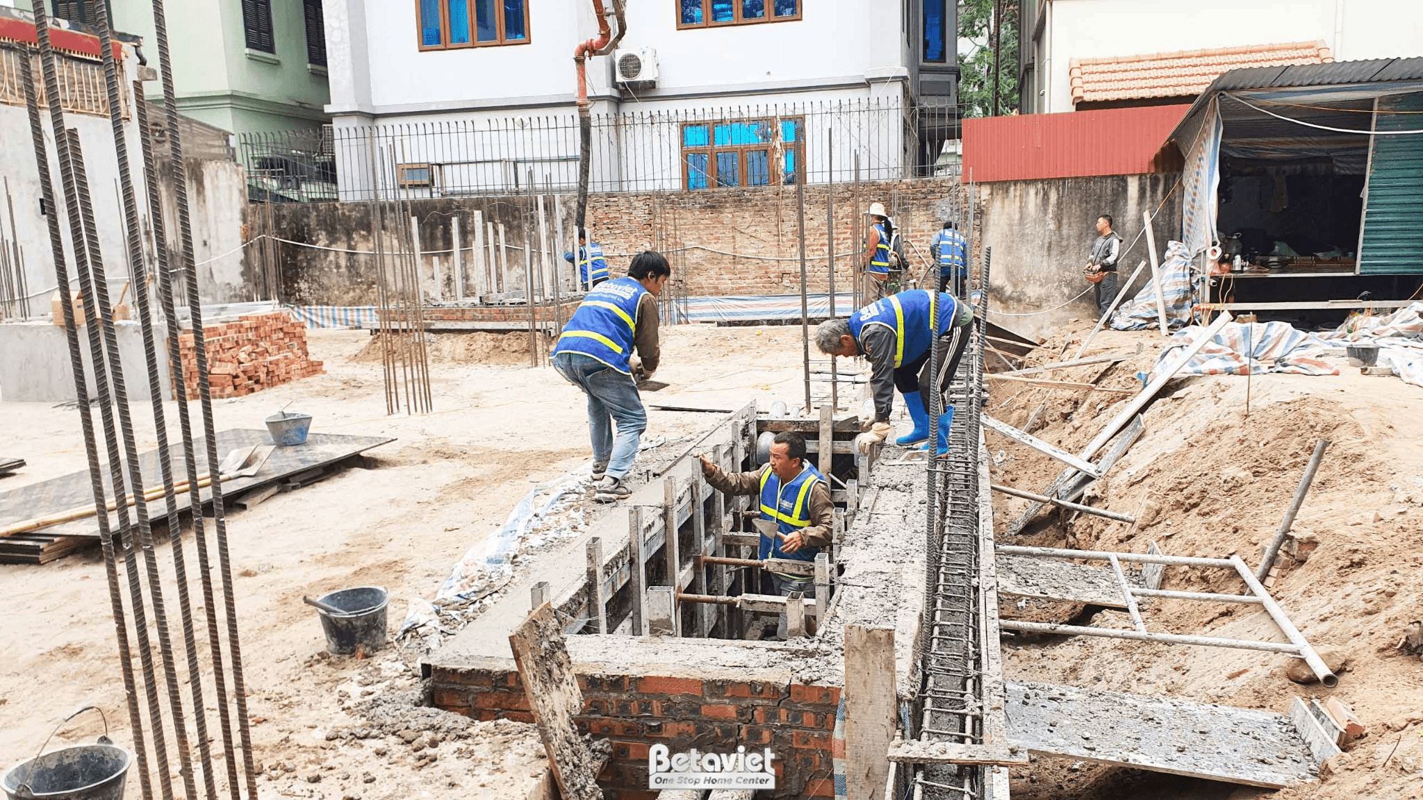 Đội ngũ thi công cần lưu ý gia cố nền đất dưới đáy móng
