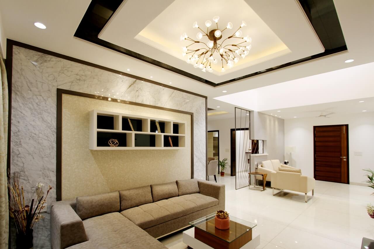 Trần thạch cao được kết hợp đèn thả hiện đại, tạo điểm nhấn cho không gian ngôi nhà