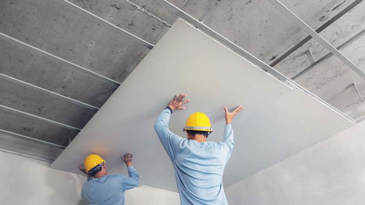 Tấm thạch cao là vật liệu phổ biến được sử dụng để thi công trần và tường nội thất trong các công trình xây dựng