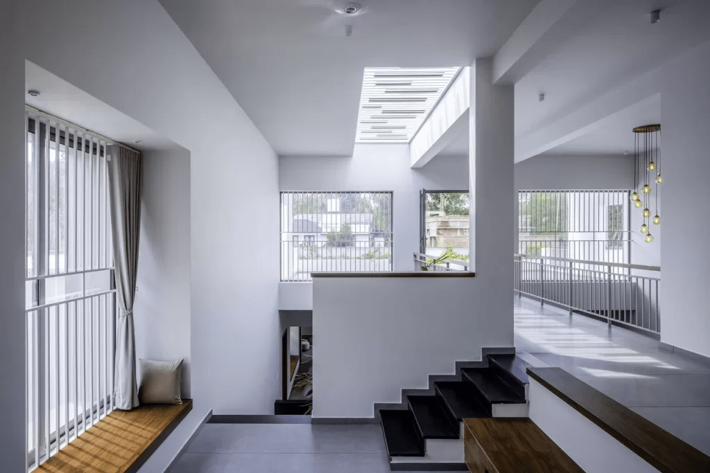 Giếng trời, khoảng thông tầng và cách tổ chức mặt bằng hợp lý giúp cải thiện ánh sáng, thông gió và sự tiện nghi cho nhà ống