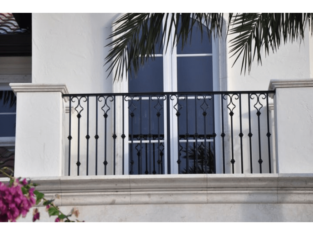 Khoảng cách thông thủy giữa các thanh dọc lan can ban công không được vượt quá 100mm