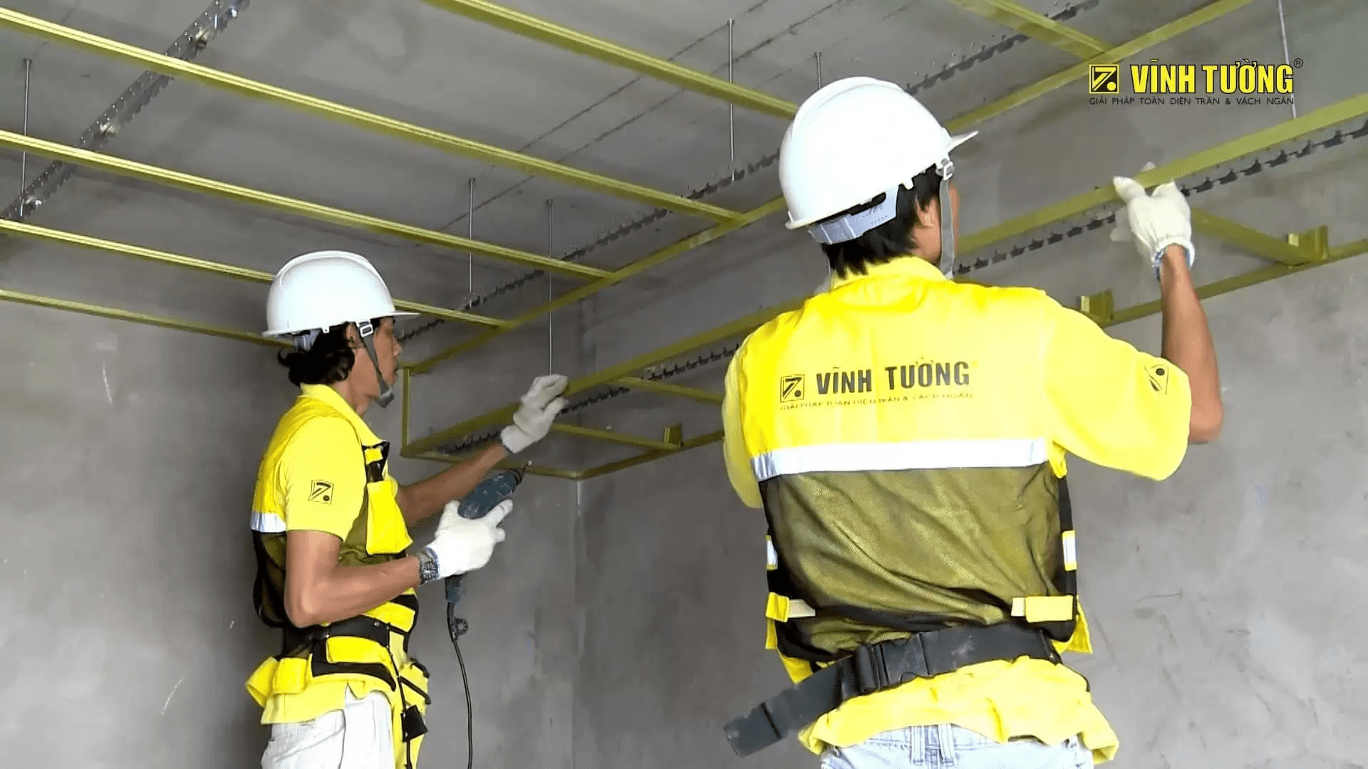 Lắp đặt trần vách trang trí khi thi công phần hoàn thiện
