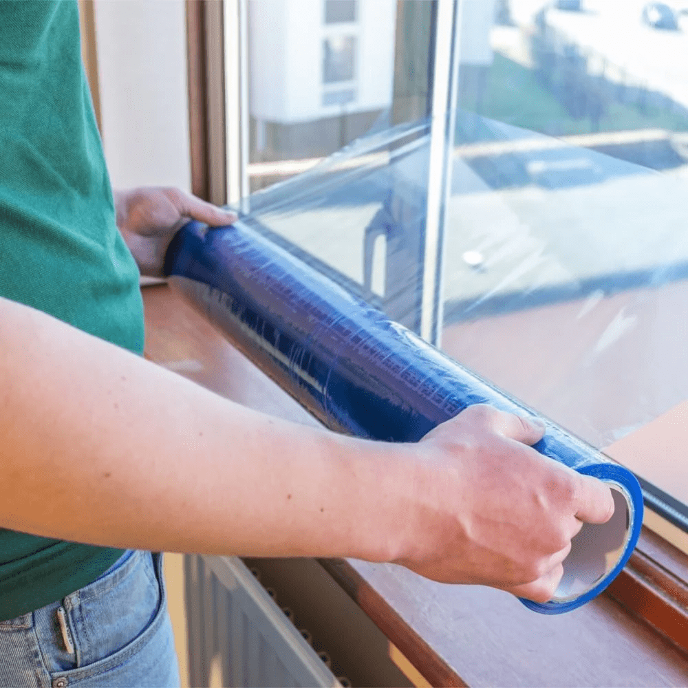 Lớp phim cần được gạt phẳng và xử lý mép gọn để đảm bảo độ bám dính sau khi hoàn thiện