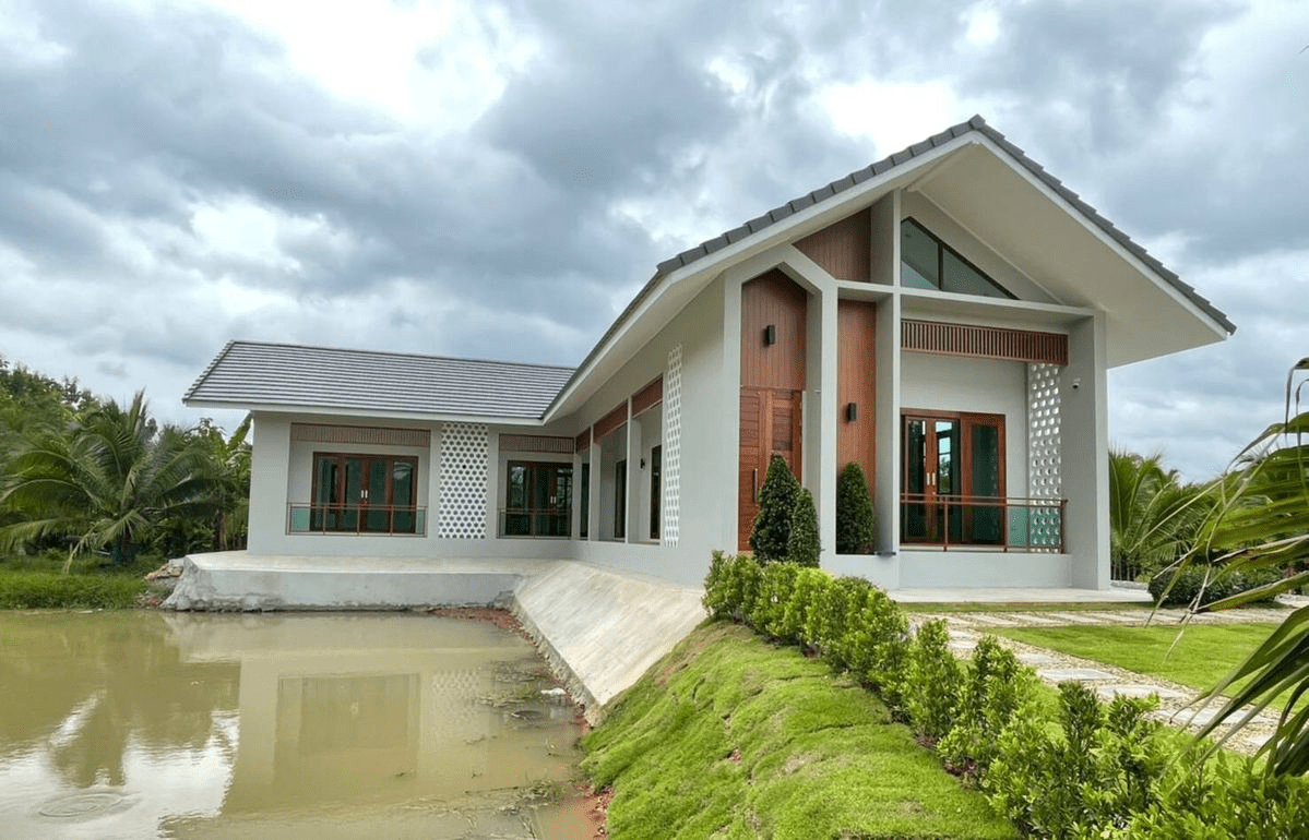 Mẫu nhà cấp 4 mái Thái gác lửng gần ao, hồ