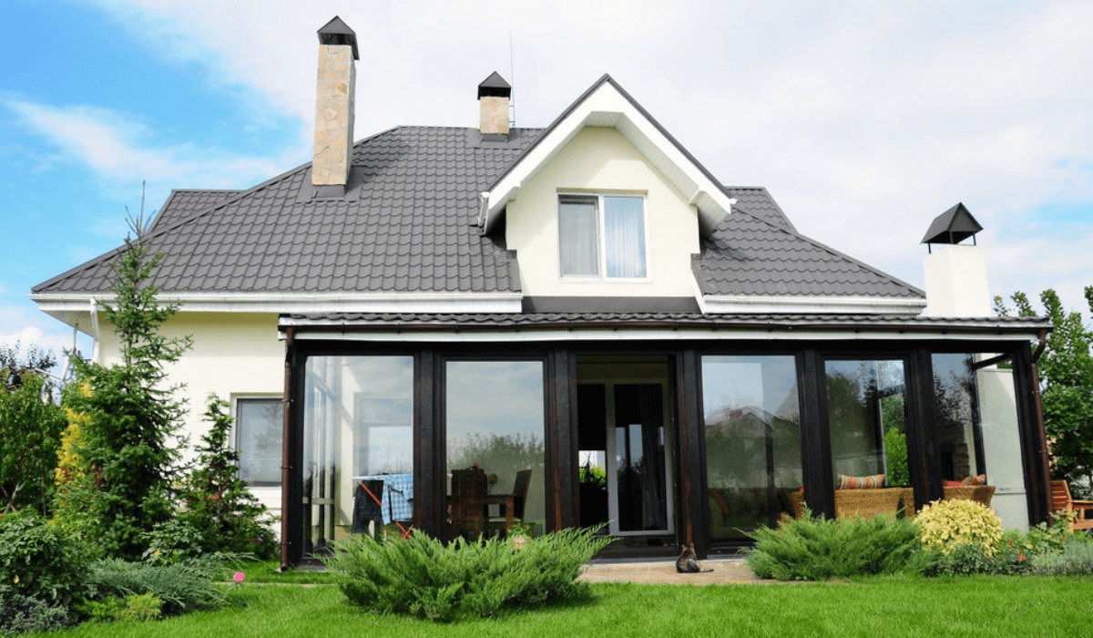 Mẫu nhà mái Thái gác lửng có sân vườn thông thoáng