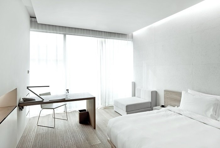 Mẫu trần thạch cao phòng ngủ đơn giản, thiết kế phẳng, sơn trắng tinh khôi