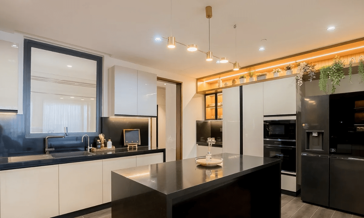 Mẫu trần thạch cao phẳng cho phòng bếp có đảo bếp, kết hợp đèn thả và đèn downlight sang trọng