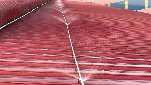 Mẹo chống nóng mái tôn hiệu quả nhờ hệ thống phun nước trên mái
