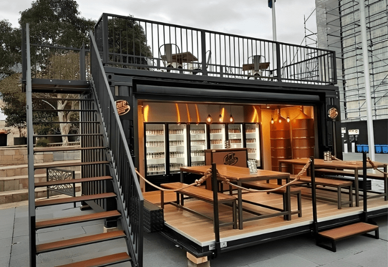 Mẫu nhà lắp ghép làm quán cafe thu hút nhờ thiết kế linh hoạt, dễ thi công và dễ dàng tạo điểm nhấn riêng phù hợp với nhiều phong cách kinh doanh