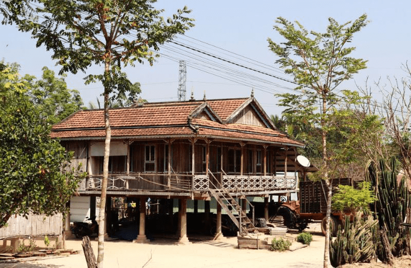 Nhà sàn người Khmer thường được trang trí bằng những họa tiết đơn giản, mang đậm nét văn hóa dân tộc (Nguồn: Internet)