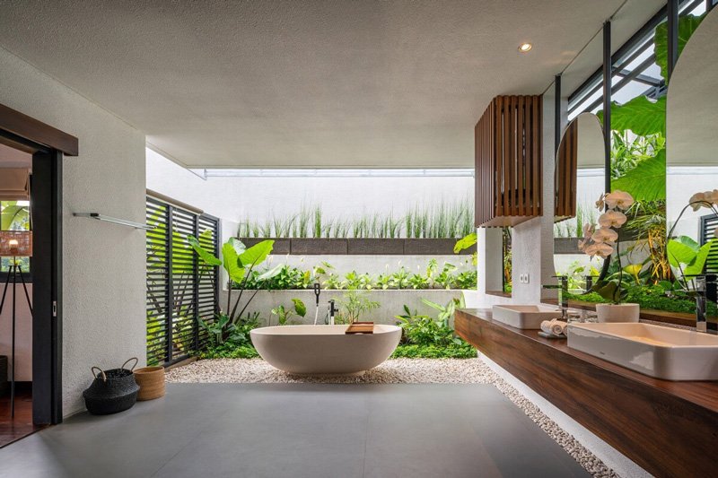 Nhà vệ sinh thoáng mát nhiều cây xanh