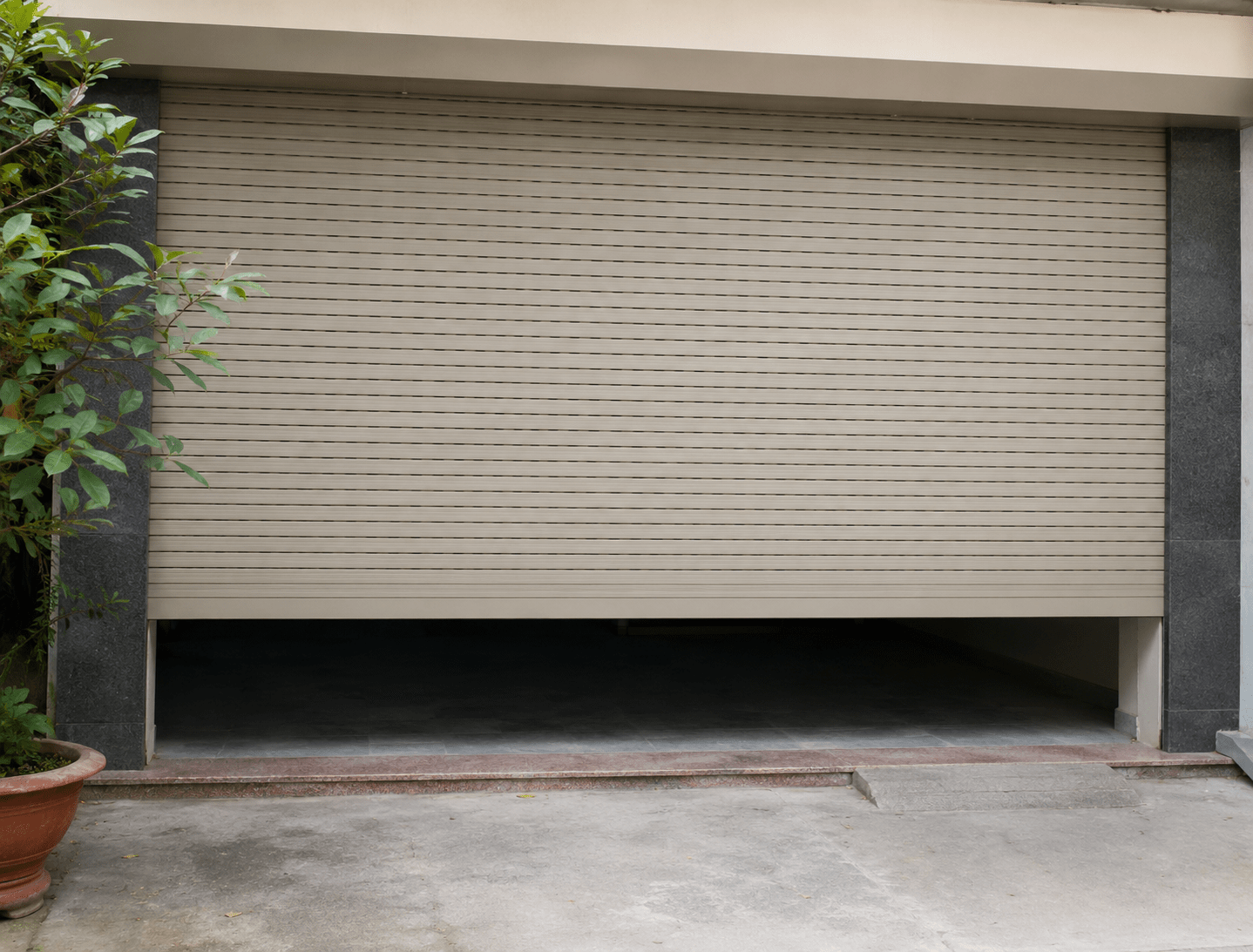 Phát hiện sớm các dấu hiệu bất thường của cửa cuốn giúp gia chủ kịp thời sửa chữa, gia cố và hạn chế rủi ro hư hỏng khi gặp gió lớn