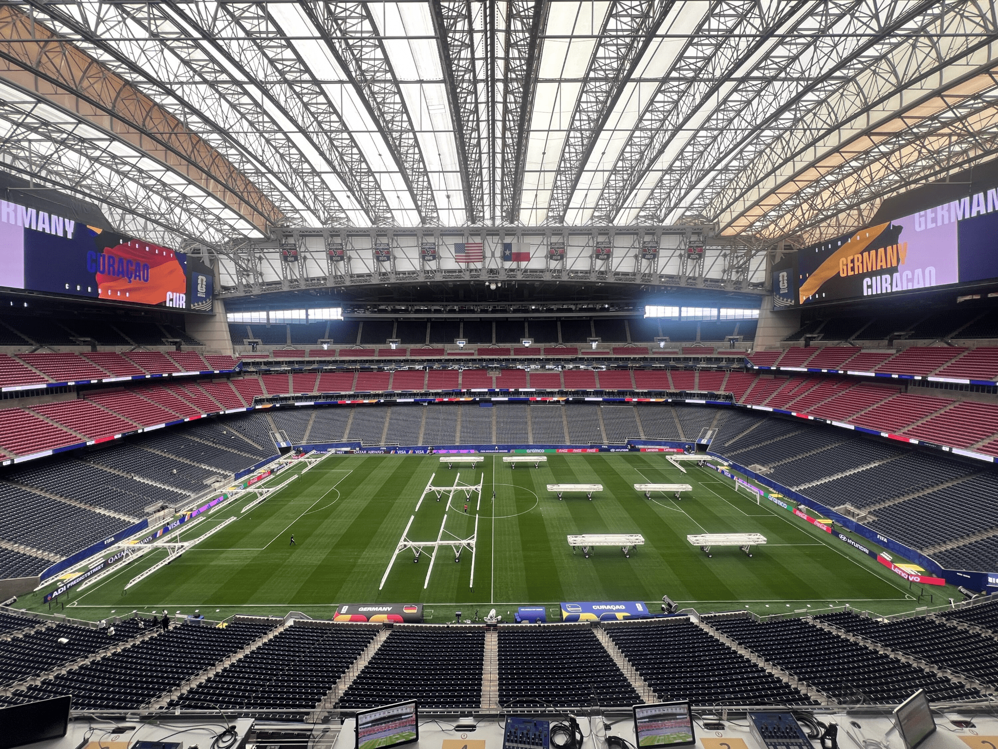 Sân vận động Houston sở hữu hệ thống điều hòa toàn phần giúp duy trì nhiệt độ ổn định bên trong sân