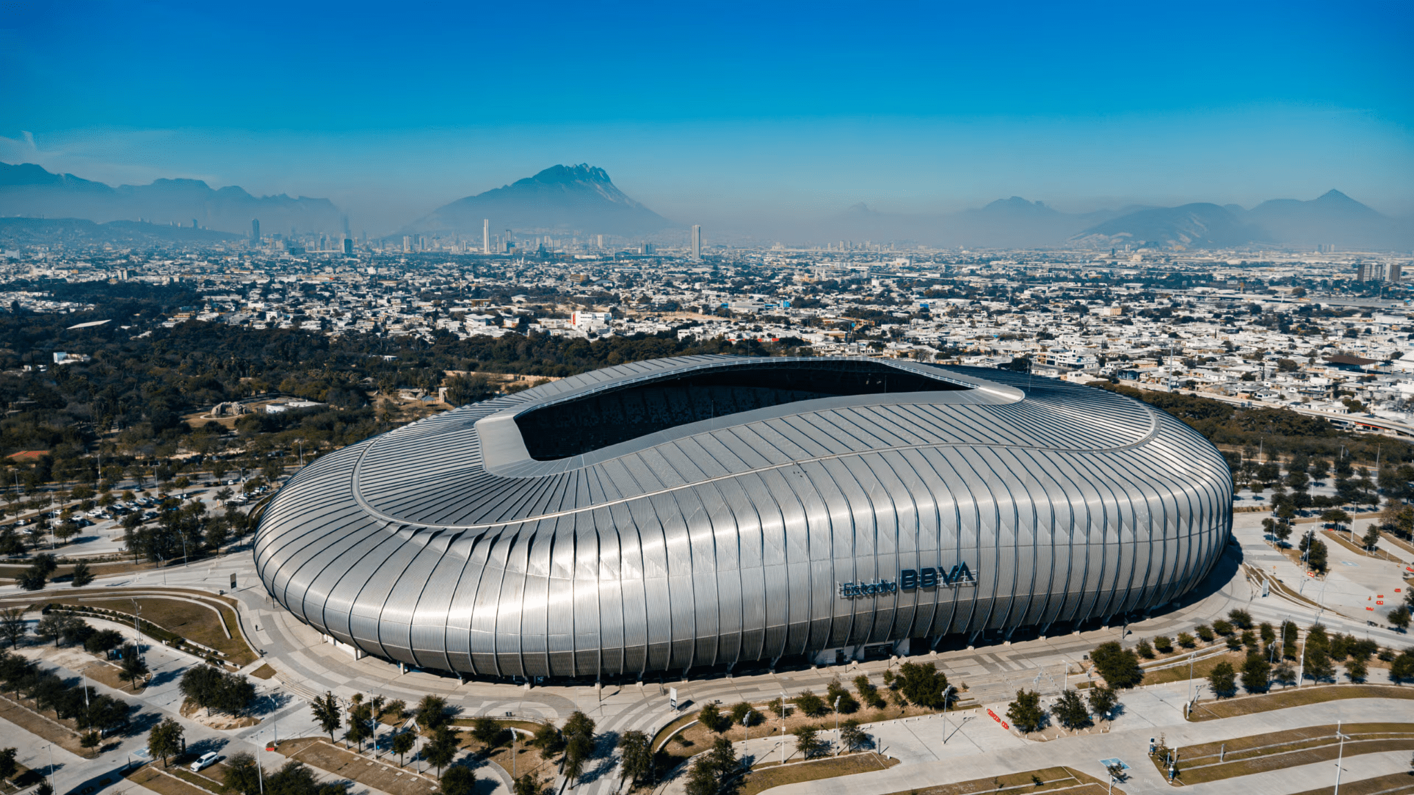 Sân vận động Monterrey có thiết kế độc đáo với mái vòm thép không gỉ