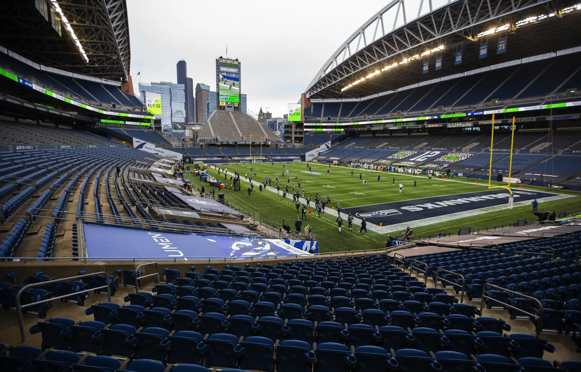 Sân vận động Seattle thiết kế hai mái che song song che chắn khoảng 70% diện tích khán đài
