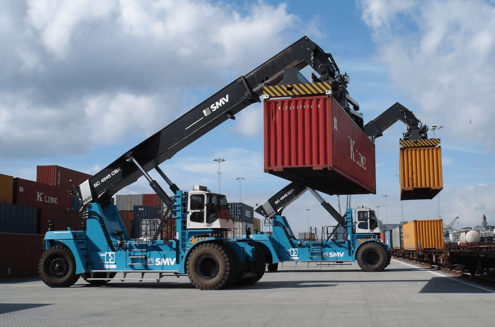 Sử dụng xe container chuyên dụng và xe cẩu để vận chuyển thùng và lắp đặt