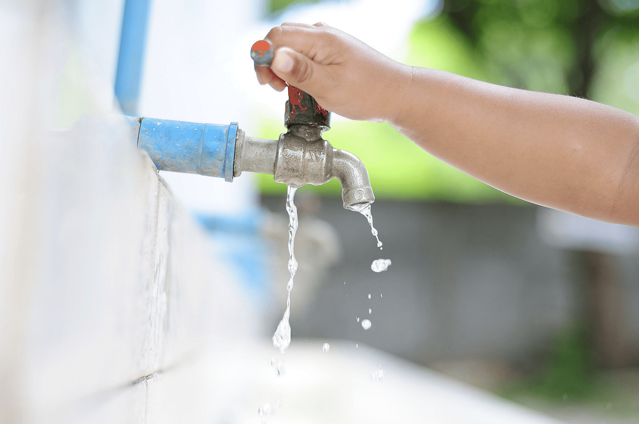 Sửa chữa các đường ống, van khóa bị rò rỉ nhằm giảm thiểu lãng phí nước