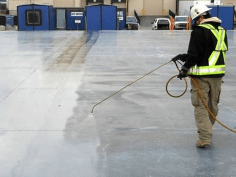 Thi công vào tháng 5, 6, 7 cần tưới nước bê tông để hạn chế nứt vỡ do nắng gắt