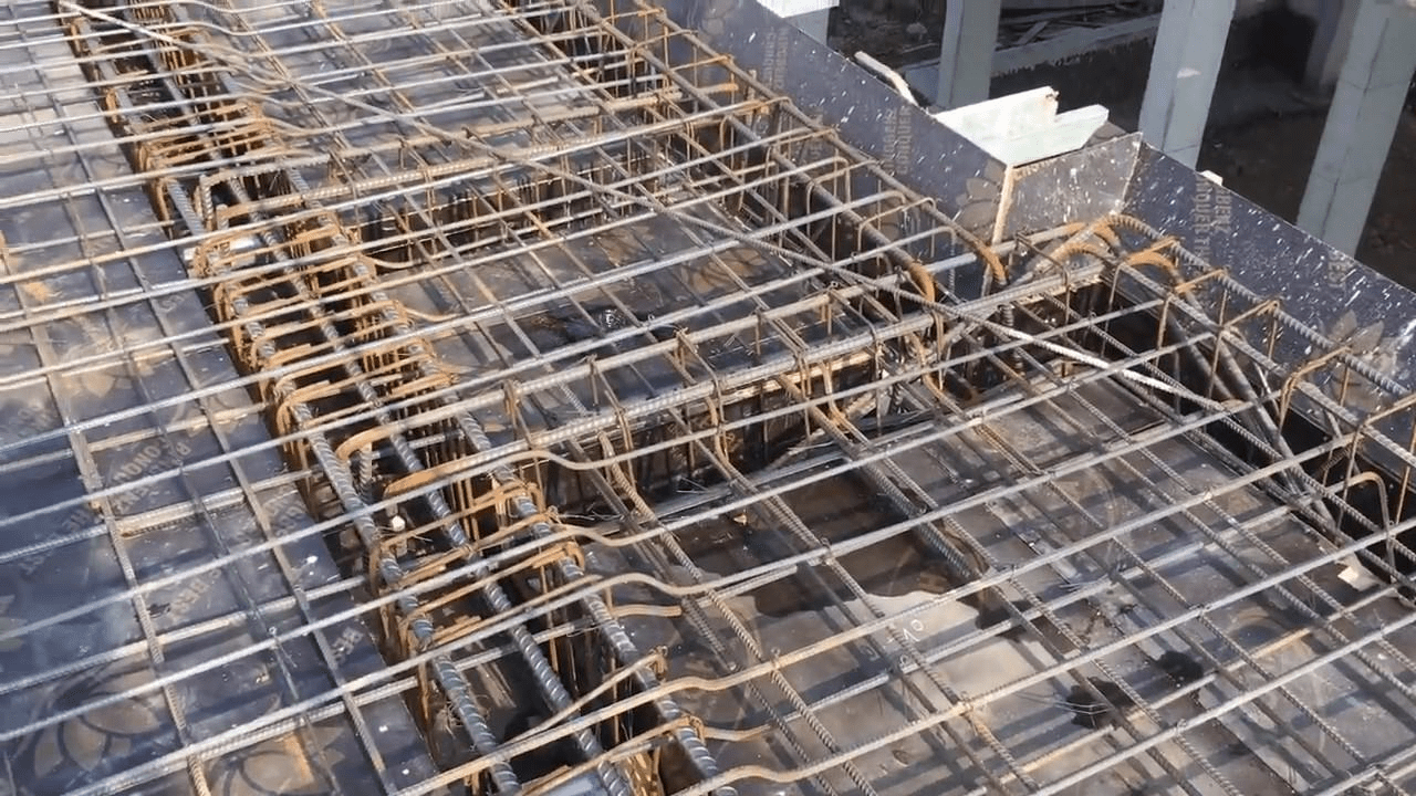 Thợ thi công cần nắn chỉnh thép thẳng hàng, kéo giãn khoảng cách đồng đều