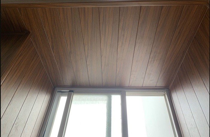 Trần nhà vệ sinh bằng gỗ ốp sang trọng