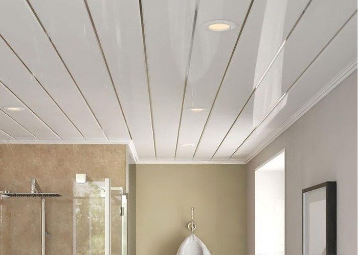 Thiết kế trần nhà vệ sinh hiện đại mang lại cảm giác sạch sẽ và thông thoáng hơn