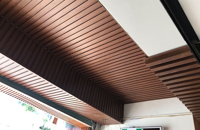 trần nhà vệ sinh bằng ốp gỗ