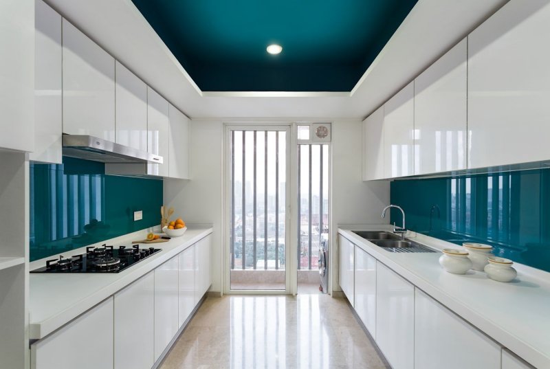Trần thạch cao phòng bếp màu xanh dương đơn giản nhưng vô cùng nổi bật và sang trọng (Nguồn: Sưu tầm)