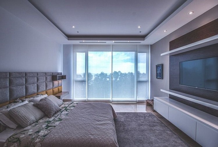 Mẫu trần thạch cao phòng ngủ đơn giản, nhẹ nhàng với sắc màu tím than