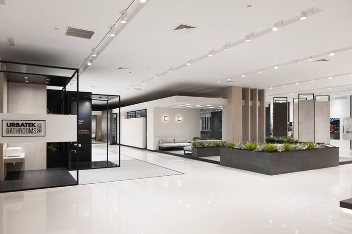 Mẫu trần thạch cao showroom thiết kế tối giản kết hợp hệ thống đèn chiếu sáng