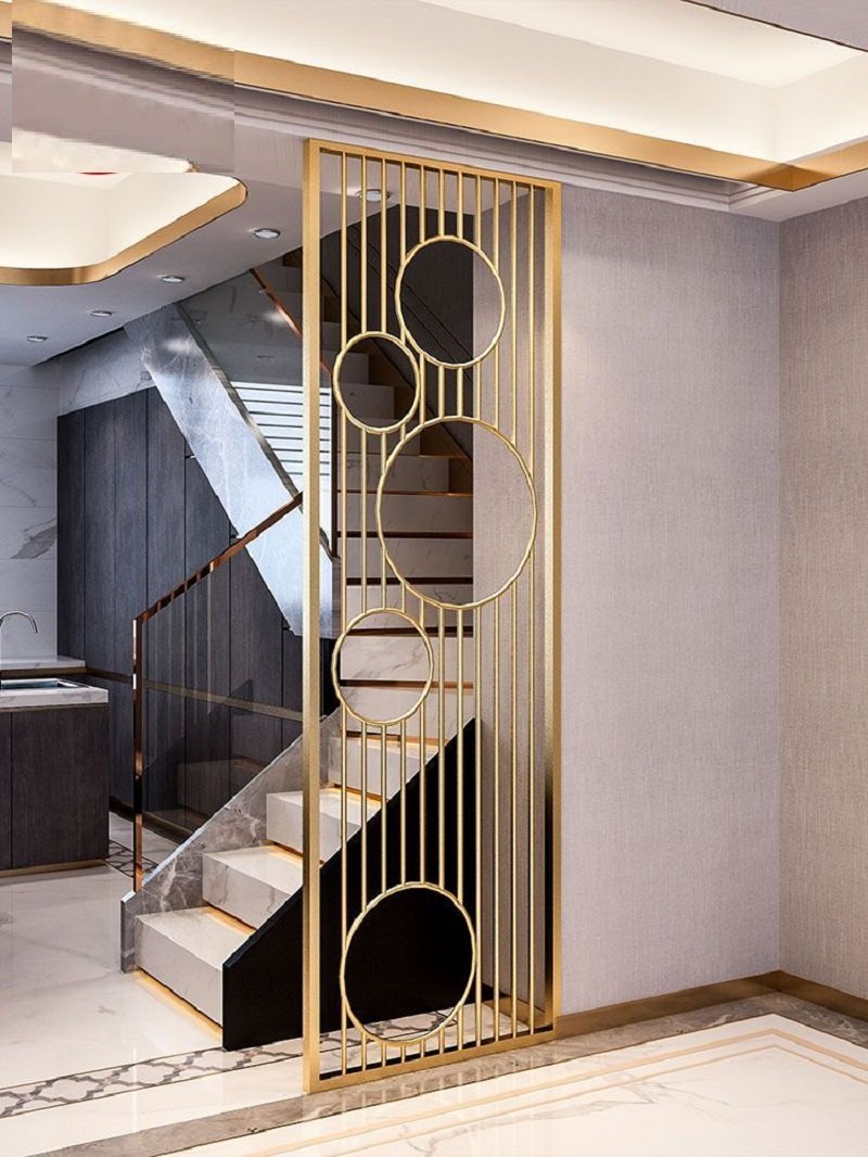 vách ngăn cầu thang tam cấp inox mạ vàng