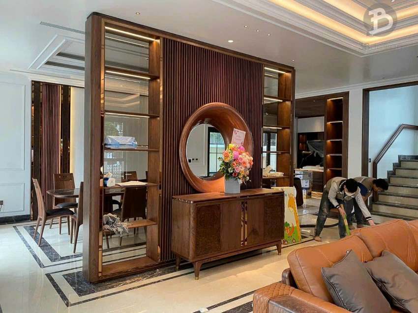 vách ngăn gỗ óc chó khách bếp 