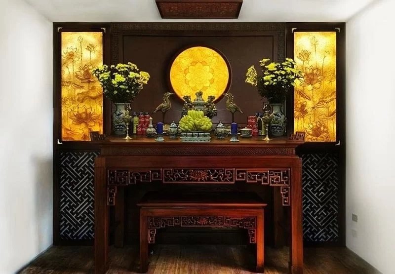 Vách ngăn bàn thờ gia tiên màu trầm sang trọng, tinh tế