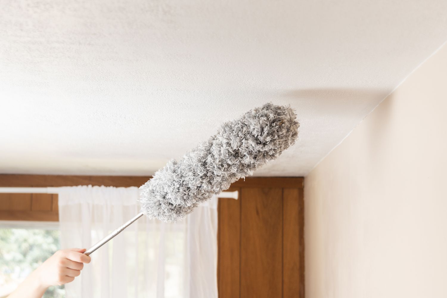 Hướng dẫn vệ sinh trần thạch cao đúng cách, an toàn, sạch đẹp