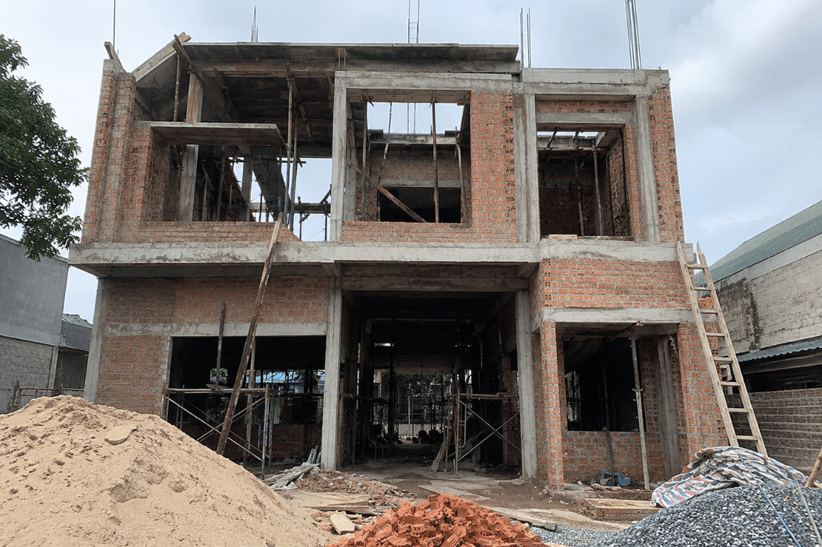 Việc lựa chọn vật liệu phần thô phù hợp và đảm bảo chất lượng đóng vai trò quan trọng trong việc quyết định độ bền vững của công trình